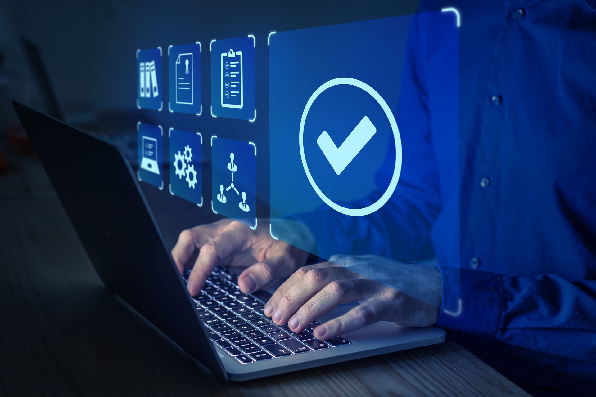 Gestión de la calidad con QA (aseguramiento), QC (control) y mejora. Concepto de normalización y certificación. Cumplimiento de normativas y estándares. Gerente o auditor que trabaja en la computadora.