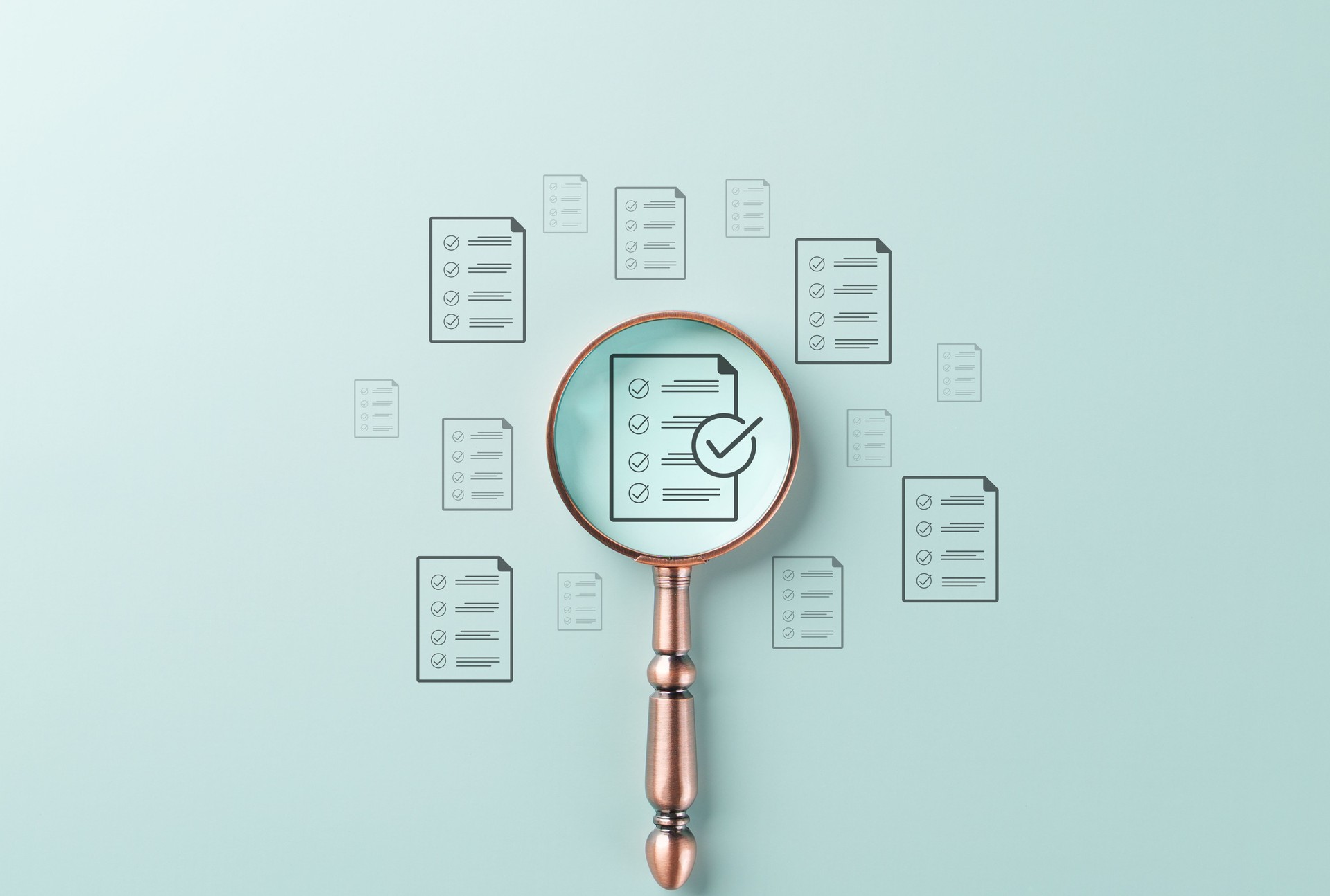 Proceso de revisión de documentos y concepto de control de calidad. Una lupa sobre el documento de lista de comprobación, que simboliza el control de calidad, la revisión de documentos, la auditoría, el cumplimiento y la verificación de procesos empre