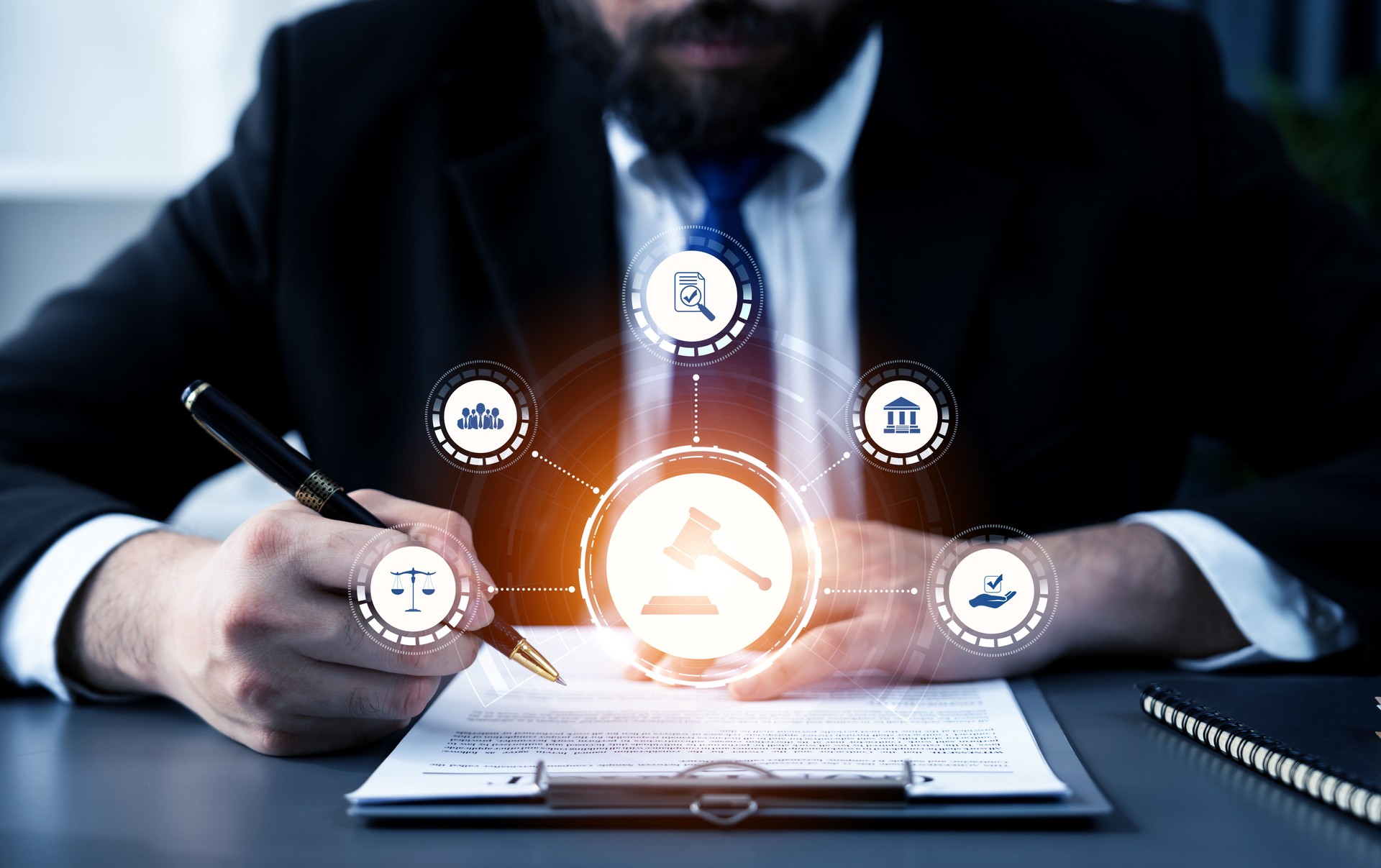 Derecho inteligente, iconos de asesoramiento legal y herramientas de trabajo astutas para abogados en la oficina de abogados