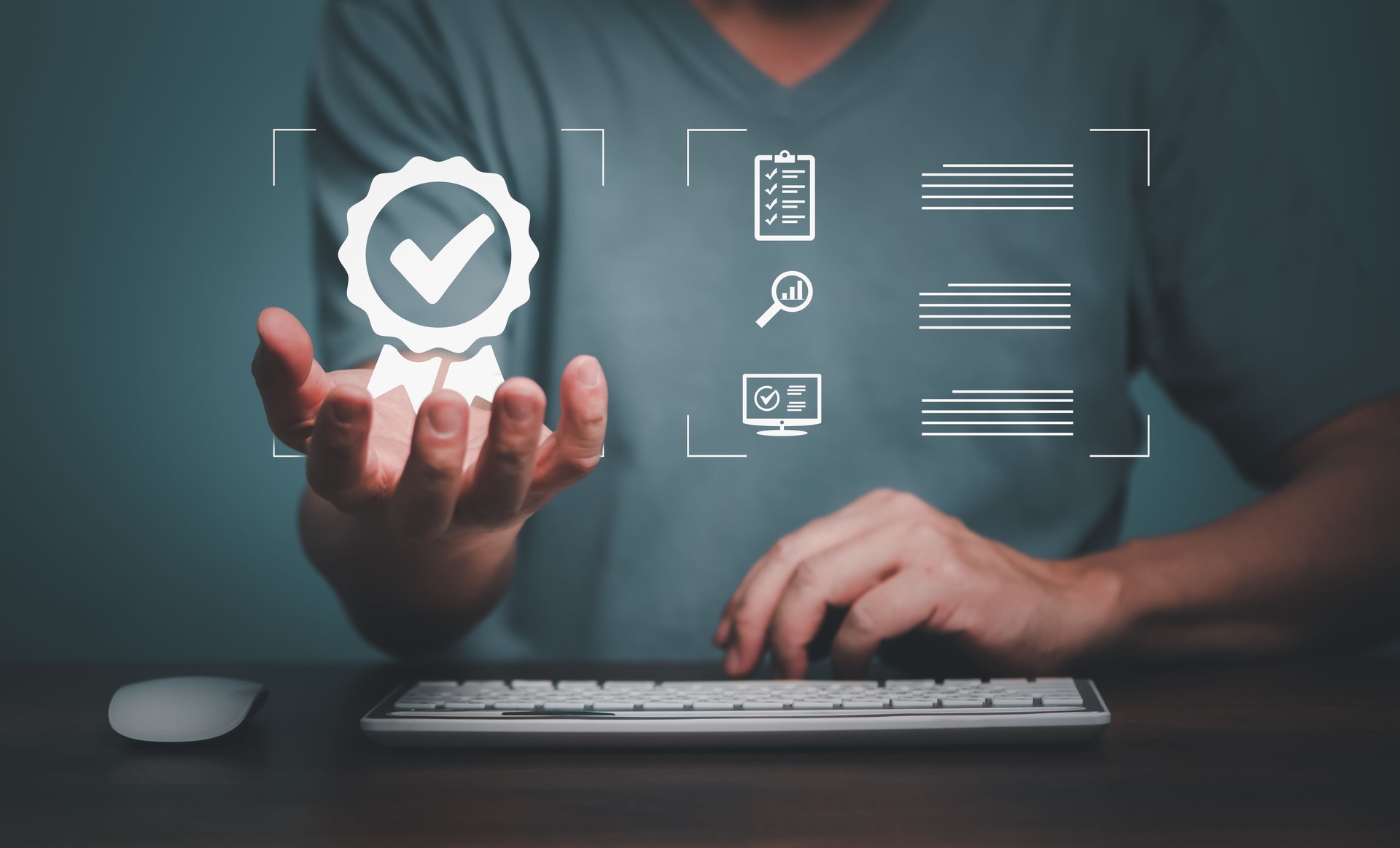 Empresario que trabaja con signo del mejor servicio Aseguramiento de la calidad, garantía de satisfacción, normas, certificación ISO y concepto de estandarización.