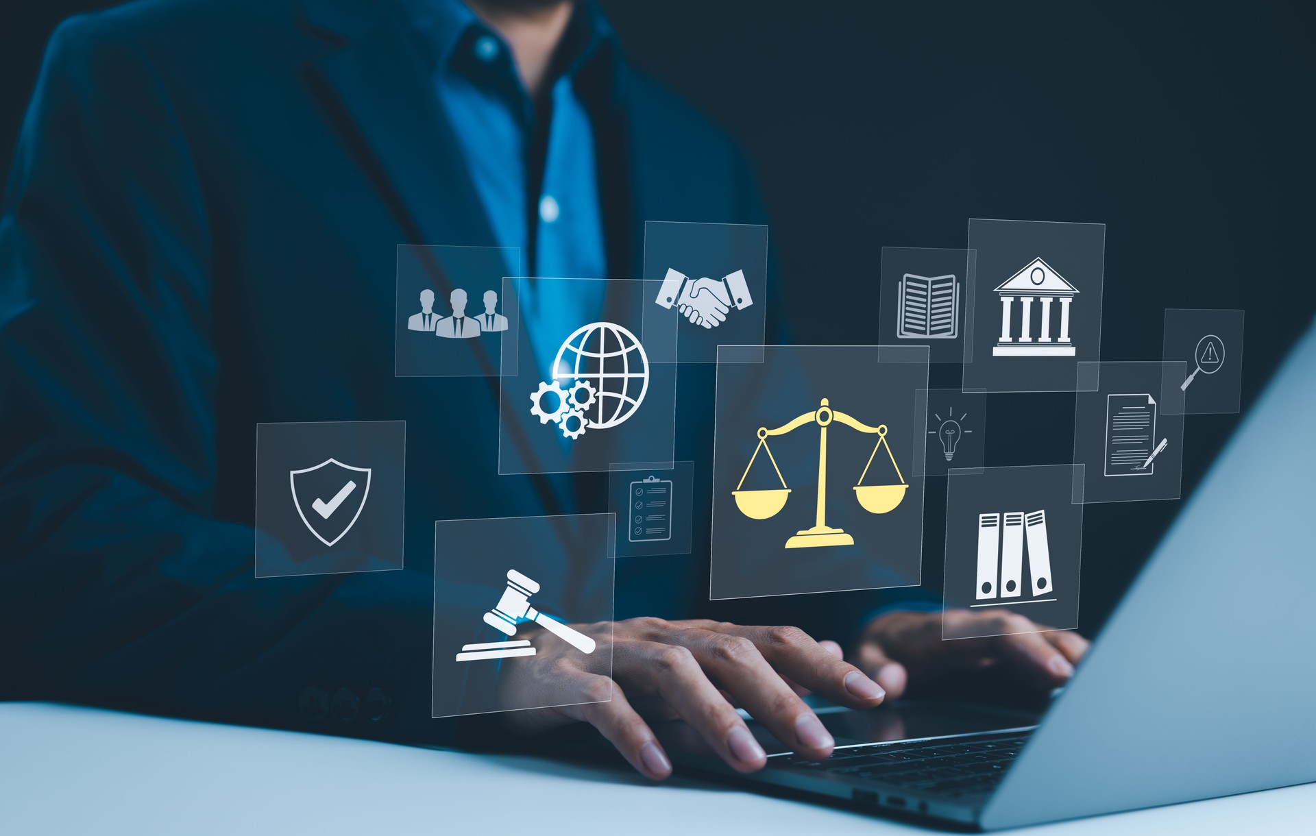 Profesional del Derecho con Iconos de la Justicia. Profesional del derecho que usa una computadora portátil con íconos virtuales que simbolizan la ley, la justicia y los servicios legales. legislación mercantil, Notario, asesoramiento jurídico online, 