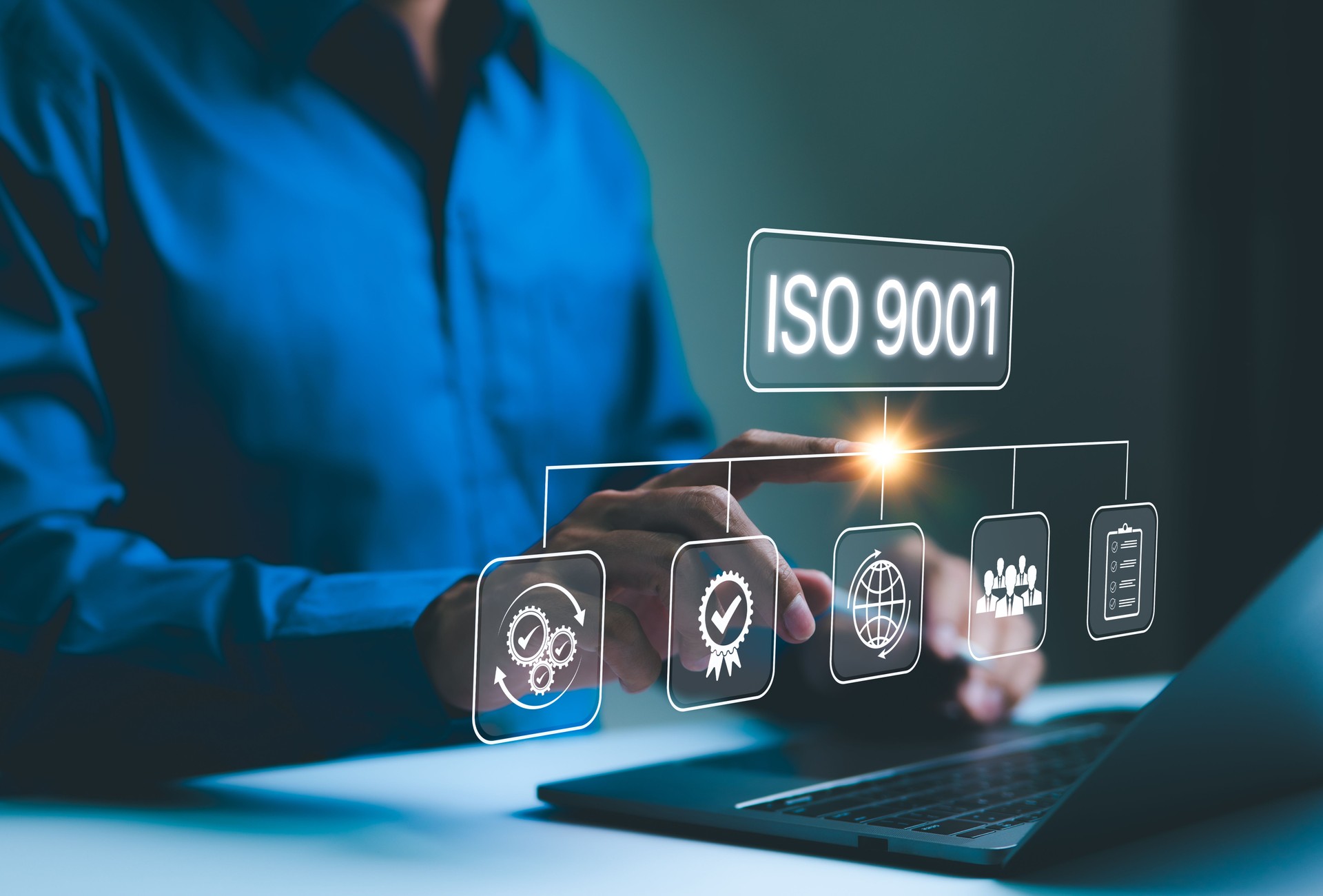 Certificación ISO 9001 y concepto de gestión de calidad. Los empresarios interactúan con los iconos virtuales de ISO 9001, que representan los principios de gestión de calidad, las normas y el cumplimiento en las operaciones comerciales.
