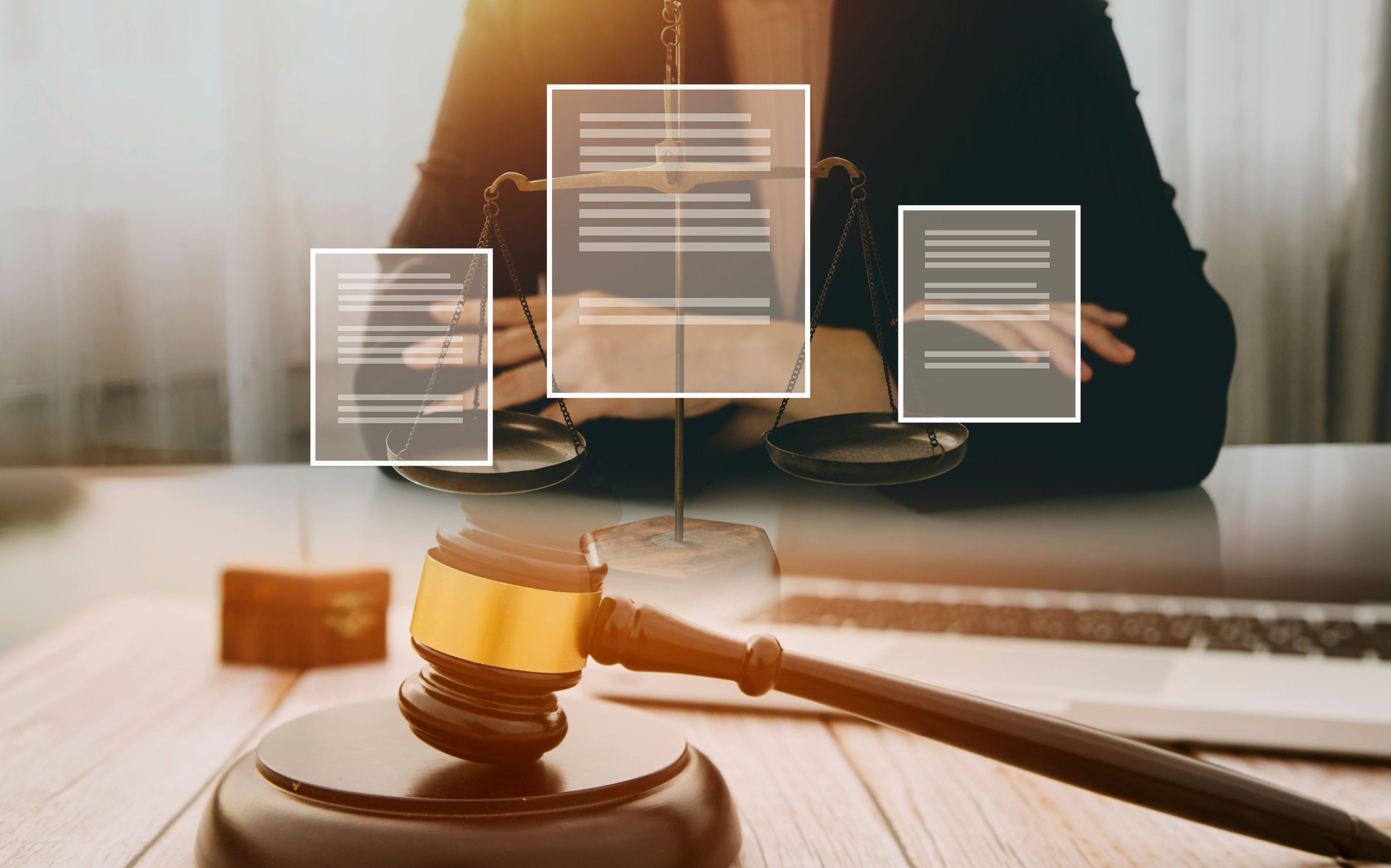 Negocios y abogados discutiendo documentos de contrato con escala de bronce en el escritorio en la oficina. Derecho, servicios jurídicos, asesoramiento, justicia y concepto de derecho